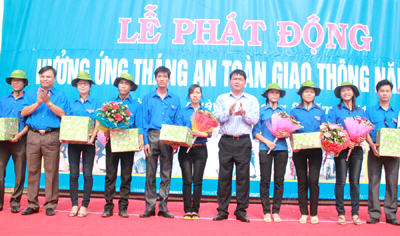 Trung ương Đoàn ra quân hưởng ứng Tháng An toàn giao thông năm 2011
